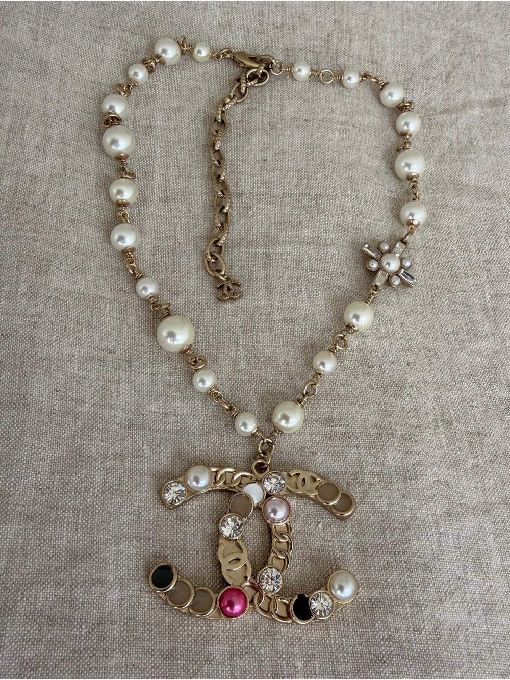 💗CHANEL Gold CC Pendant Necklace with Pearls and Multicolor Stones✨
